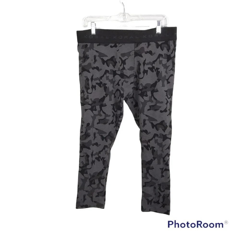 Koral men’s camo print cropped leggings in lead camo